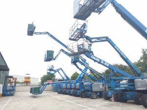 Read more about the article Bảng giá xe nâng người làm việc trên cao cập nhập mới nhất