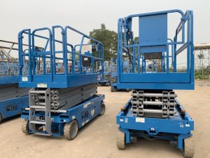 Read more about the article Những lưu ý quan trọng khi thuê xe nâng cắt kéo bạn nên biết