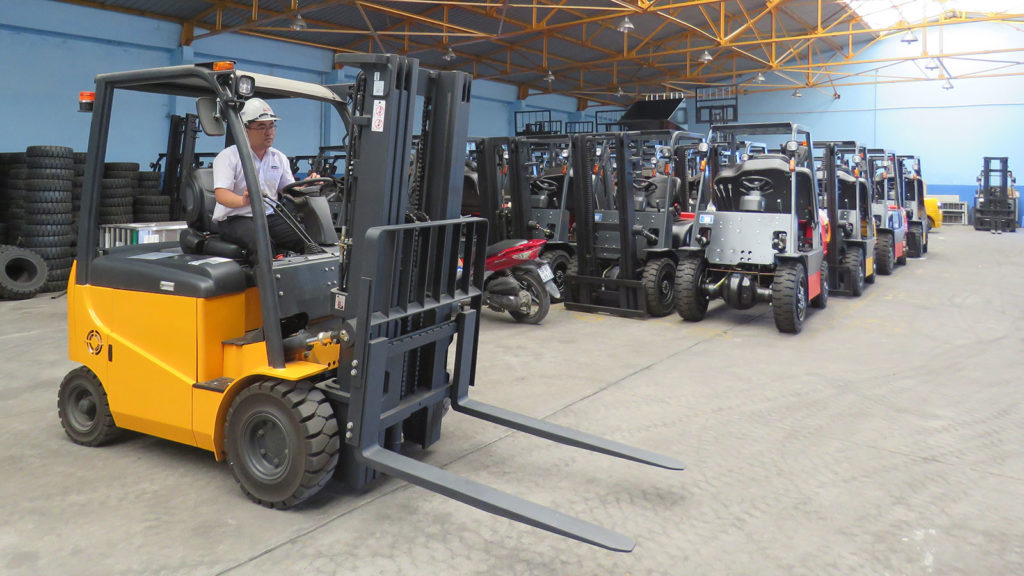 Read more about the article Dịch vụ cho thuê xe nâng điện đứng lái, ngồi lái