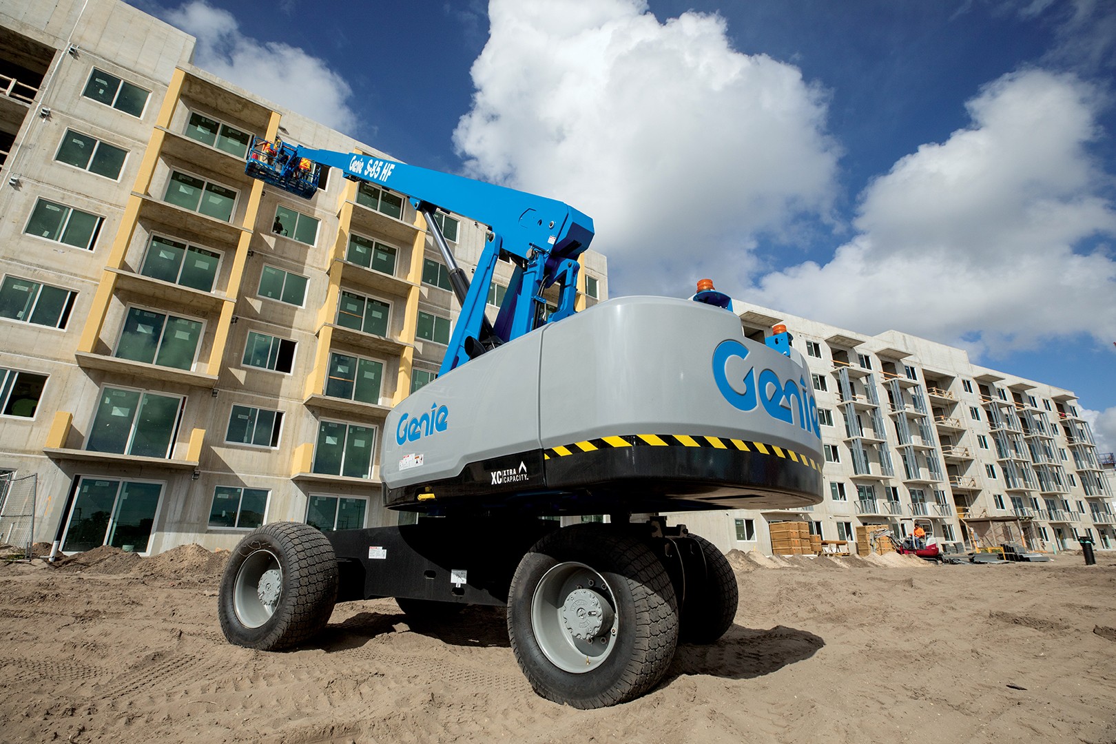 Read more about the article Phân loại và ứng dụng của xe nâng người Boom Lift