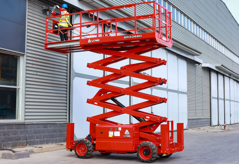 Read more about the article Xe nâng người cắt kéo chạy bằng động cơ gì ?