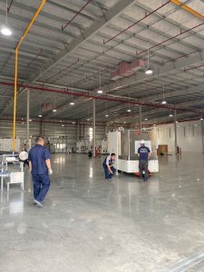 Read more about the article Xe Nâng Lắp Đặt Máy Ép Nhựa Tại KCN An Dương Hải Phòng Giải Pháp Đảm Bảo Tiến Độ Và An Toàn Cho Nhà Máy Sản Xuất 2026
