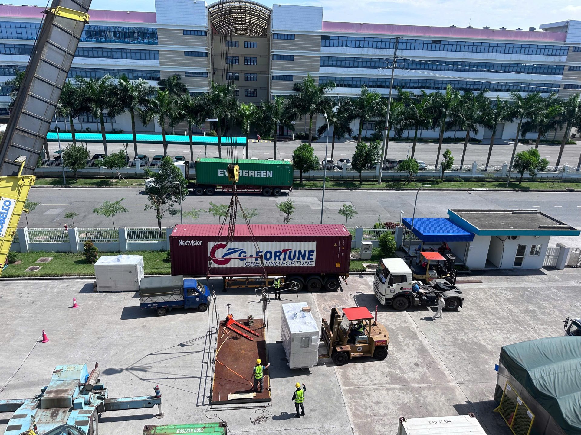Read more about the article Dịch Vụ Lắp Đặt Máy Ép Nhựa Hải Phòng – Giải Pháp Nâng Hạ Thiết Bị Tải Trọng Lớn Cùng Xe Nâng Hải Hay 2026