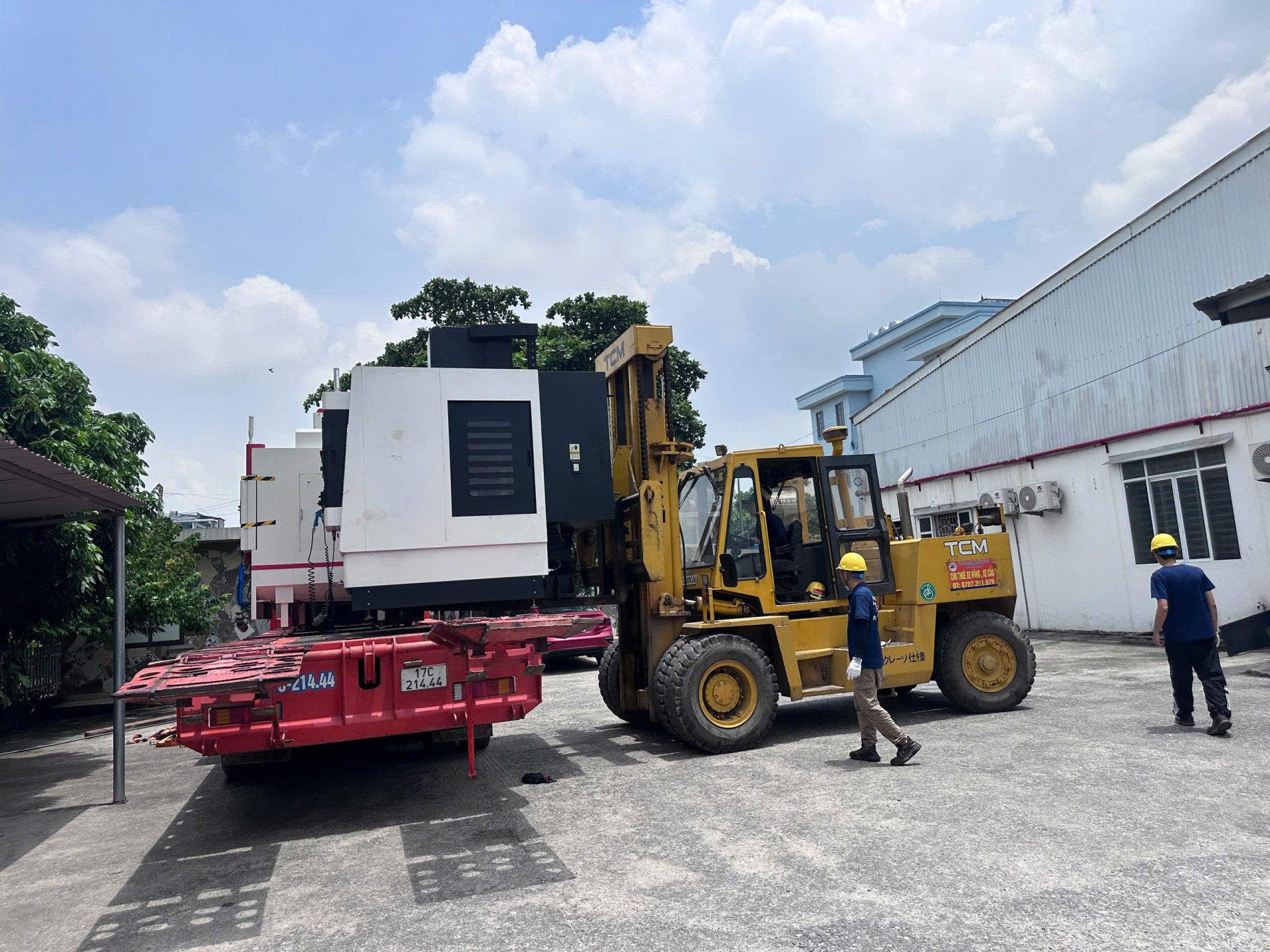 Read more about the article Thuê Xe Nâng Lắp Đặt Máy CNC Giải Pháp Tối Ưu Cho Dây Chuyền Sản Xuất Công Nghiệp 2026